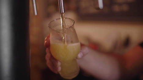 Bartender-pouring-draft-beer-in-slow-motion.-Montpellier-France